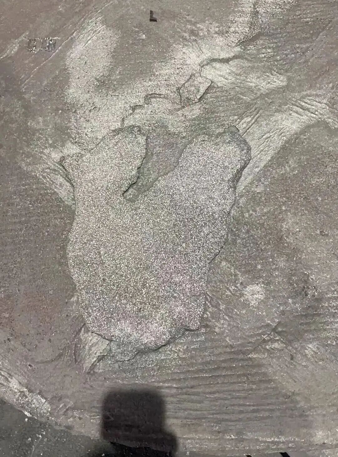 Wéi kënne Mängel wéi Sand Pickel op der ieweschter Uewerfläch vu groe Goss-Deeler produzéiert duerch Harz-Sandgoss geléist ginn?